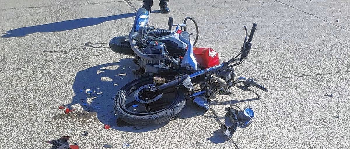 Choque y joven motociclista herido en el Abel Amaya