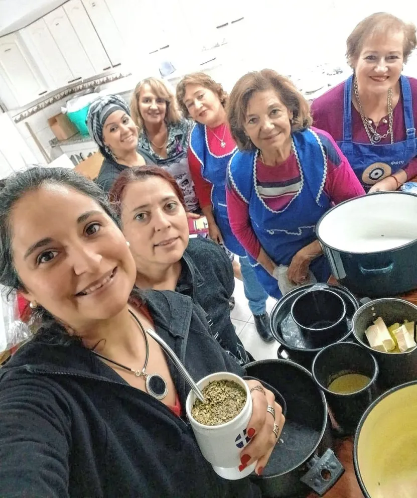 Tradicional té-desfile griego con dulces típicos y un gran espectáculo