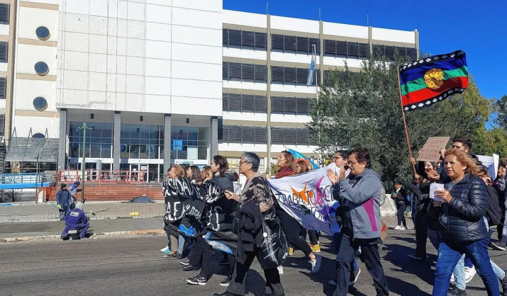 Estudiantes, opositores y la CGT marchan juntos a Plaza de Mayo en defensa de las universidades