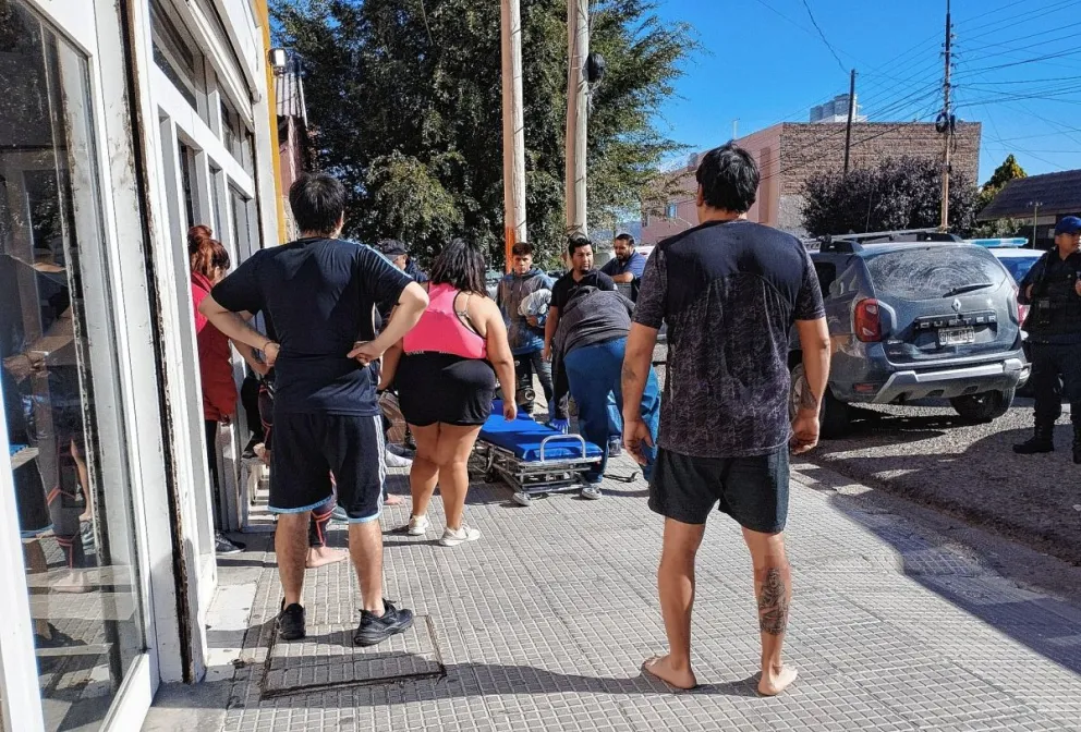 A plena luz del día, balearon a un joven en una pierna cuando salía del gimnasio
