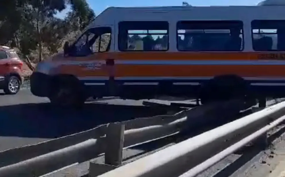 Preocupante accidente de un transporte escolar, que al final no pasó a mayores