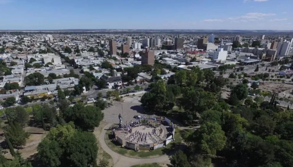 En Trelew, encontraron un auto robado a un albañil desmantelado y prendido fuego