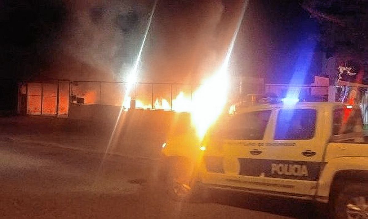 Al menos cinco vehículos destruidos durante el incendio en una agencia