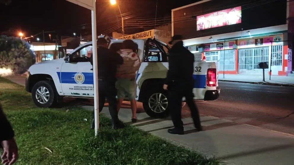 Esperaban el colectivo y los incitaba a reñir: terminó en la comisaría