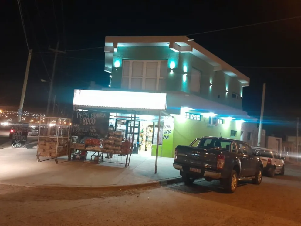 Tomó una lata de cerveza en un local, se negó a abonarla y atacó a policías