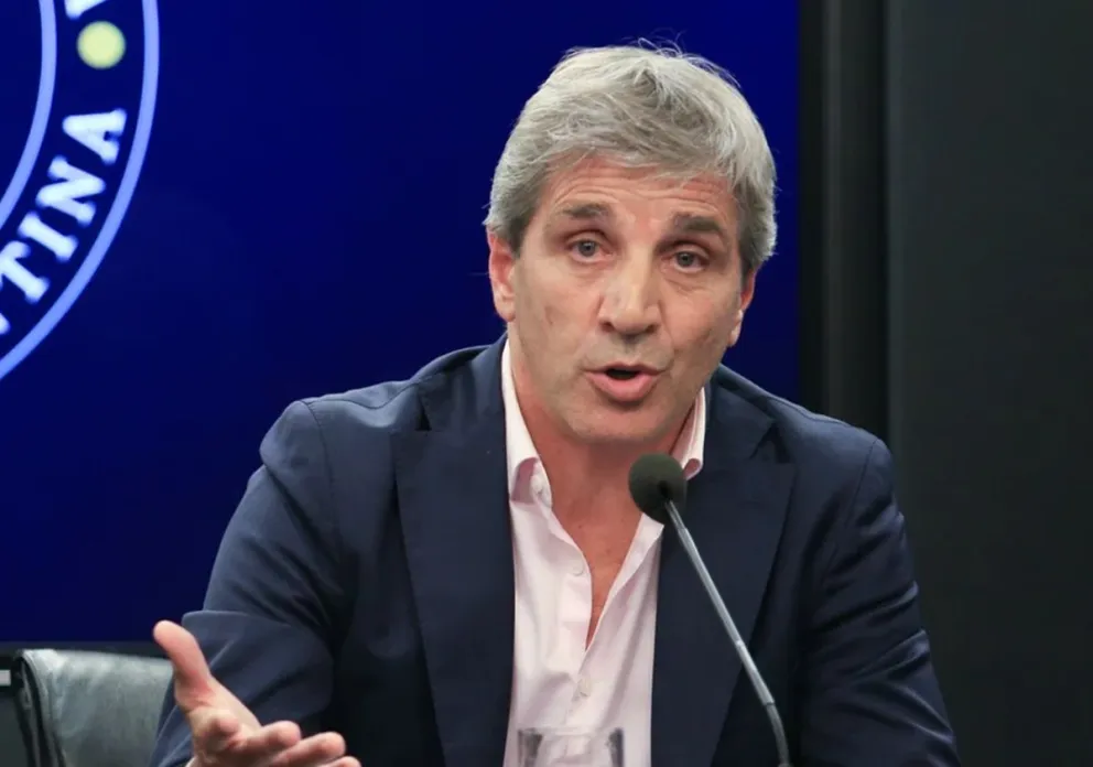 Más recorte de gasto, inflación en baja y acumulación de reservas: los argumentos de Caputo para su presentación en el FMI