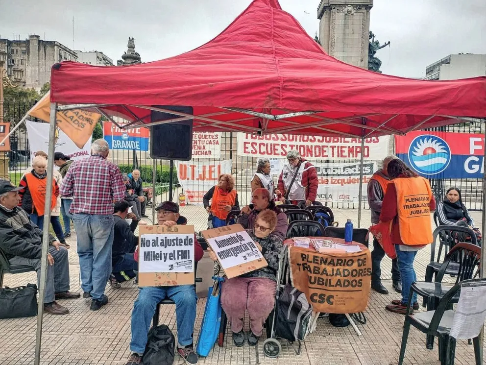 Jubilados inician plan de lucha y acampan frente al Congreso