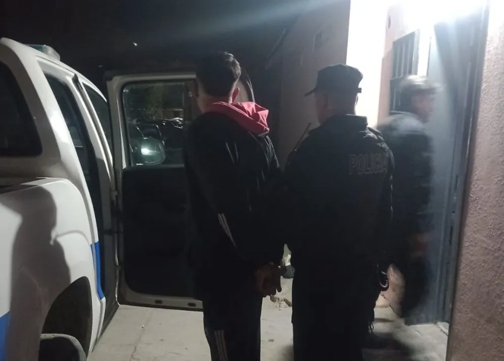 Amenazaron a un joven con un arma, lo golpearon y le robaron 
