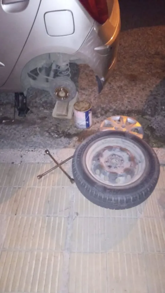 Lo atraparon infraganti cuando sustraían la rueda de un automóvil