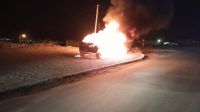 Arrojaron combustible a un vehículo y lo prendieron fuego