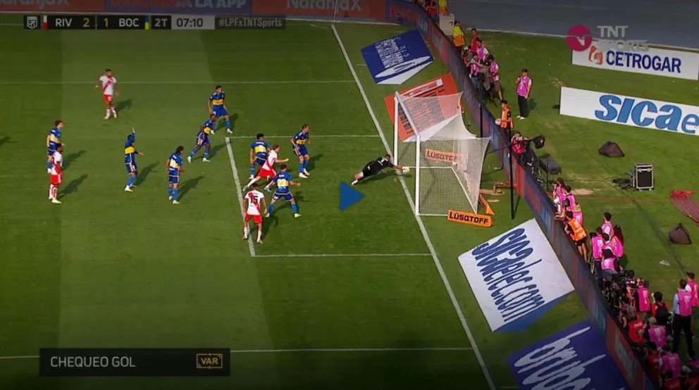 La polémica del Superclásico: el VAR consideró que la pelota no entró y le anuló un gol a River