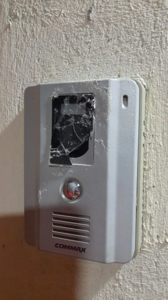 Lo detuvieron por dañar un portero eléctrico