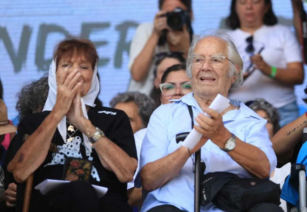 Personalidades cercanas al kirchnerismo presentaron un pedido de juicio político contra Milei