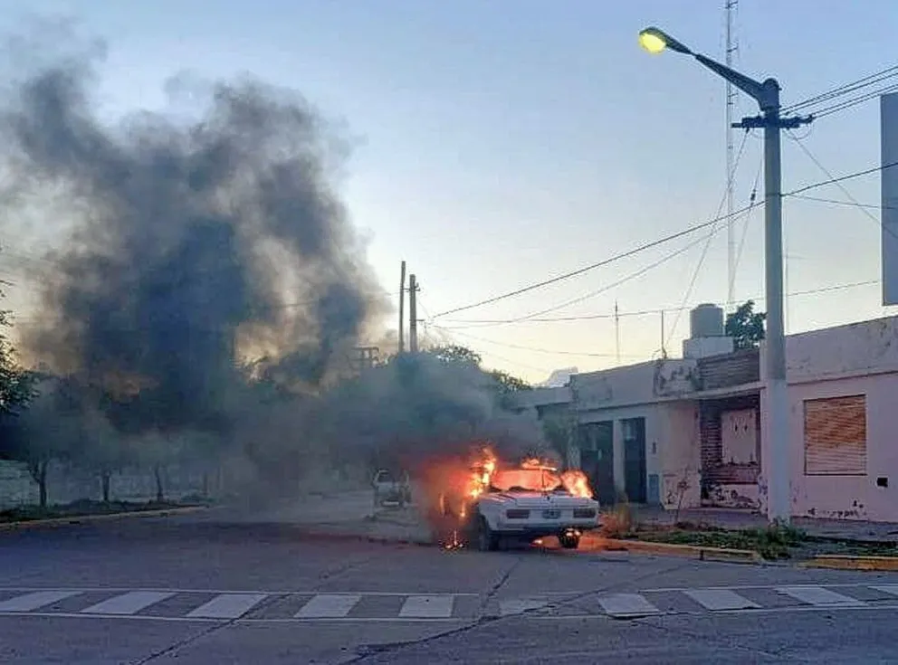 Quemaron una “cupé Torino” frente a la casa del dueño en barrio Alberdi