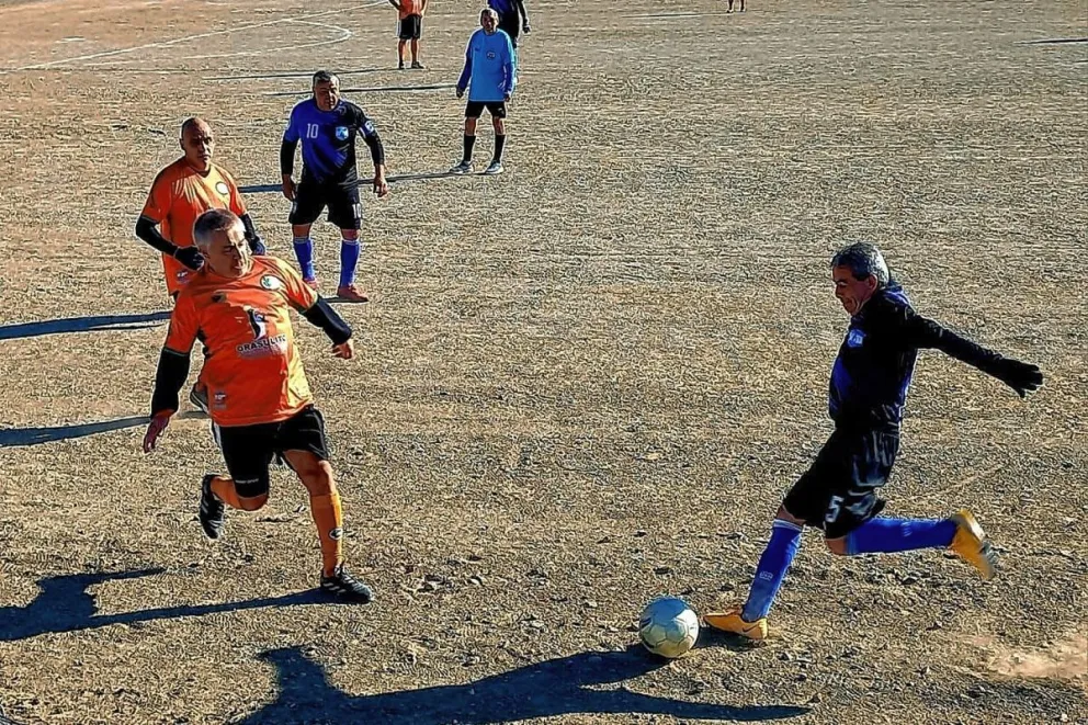 El fútbol de veteranos juega partidos postergados