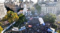 Estudiantes, familiares y dirigentes políticos se movilizan hacia la Plaza de Mayo
