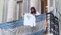 Marcha universitaria: Cristina Kirchner salió al balcón y mostró un buzo