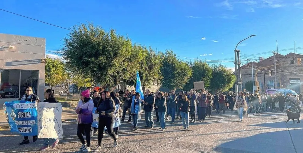 Puerto Deseado también marchó contra el ajuste a las universidades