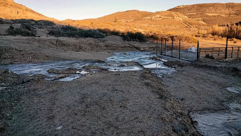 Familias de Laprida quedaron bajo agua y barro tras romperse el acueducto: exigen las obras del pluvial