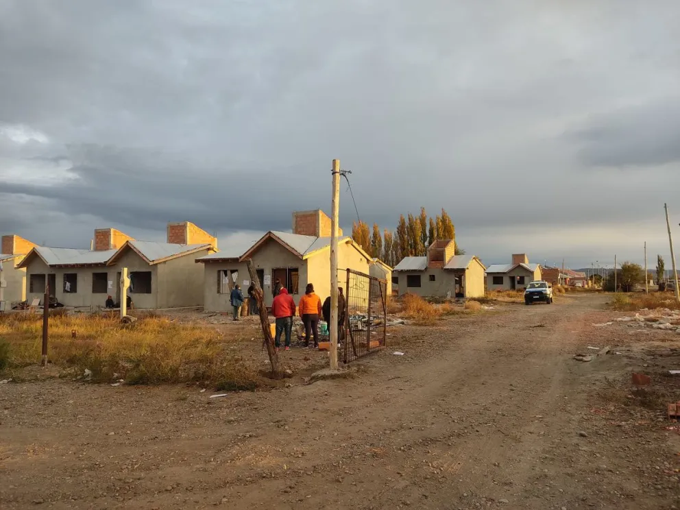 Toma de viviendas sin terminar en el barrio Progreso