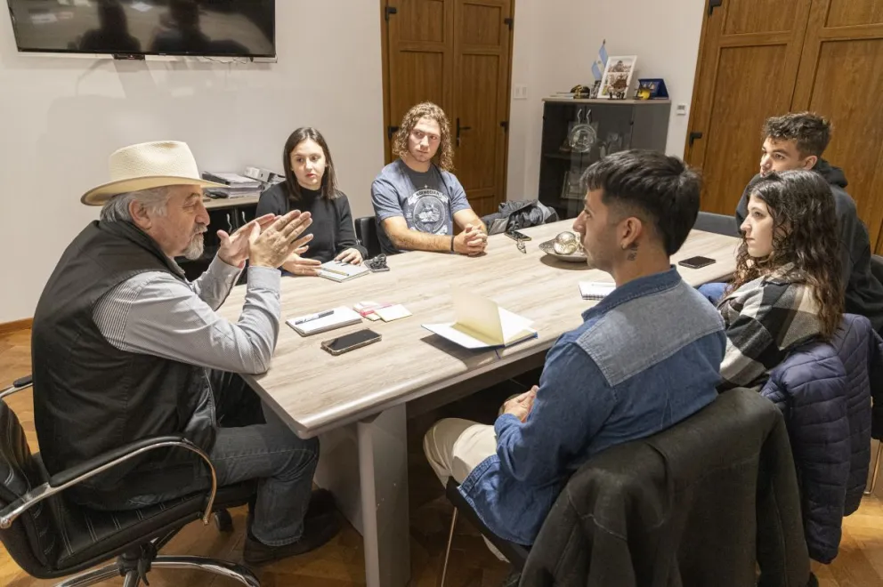 El intendente recibió a estudiantes de la Universidad de Mar del Plata que presentarán un proyecto tesis sobre la ciudad