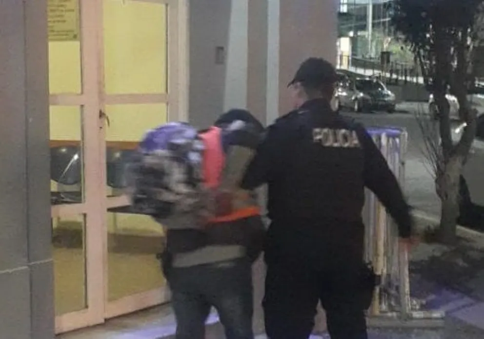 Robaba tazas de autos en el centro y lo atraparon in fraganti
