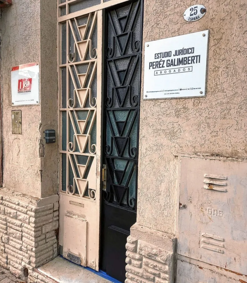Ladrones entraron a robar a céntrico estudio jurídico, violentan caja fuerte y se llevan Notebook y celular
