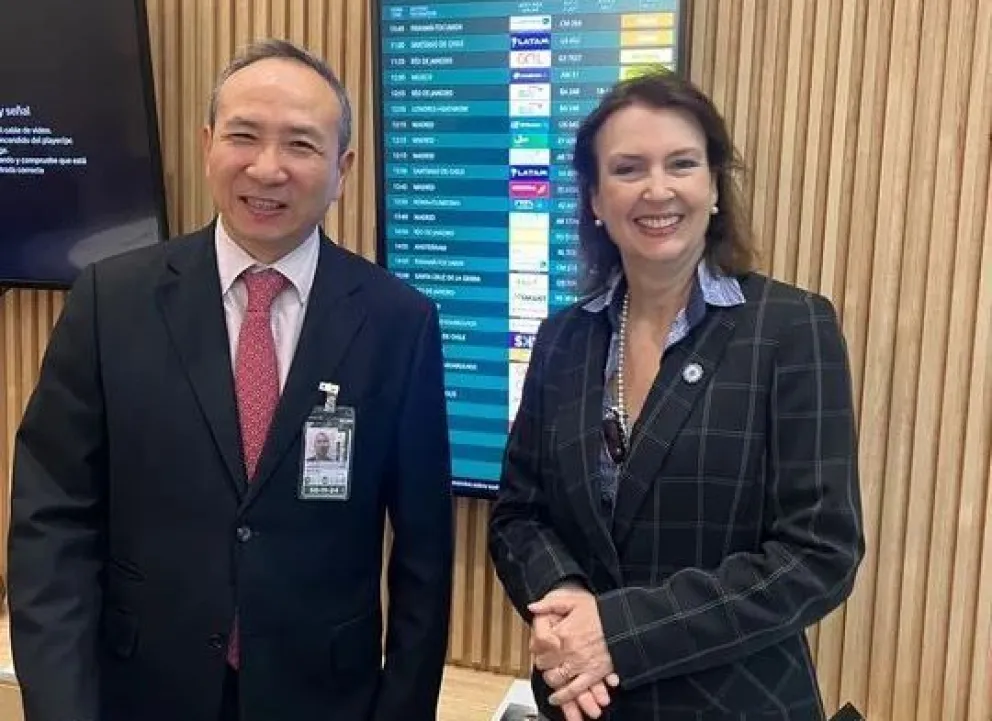 Mondino viaja a China para bajar la tensión política y negociar los swap