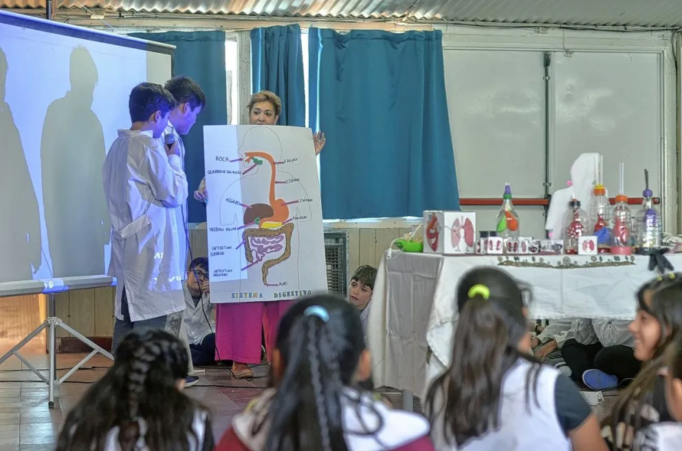 Presentaron una muestra de Ciencias Naturales en la Escuela Nº 105