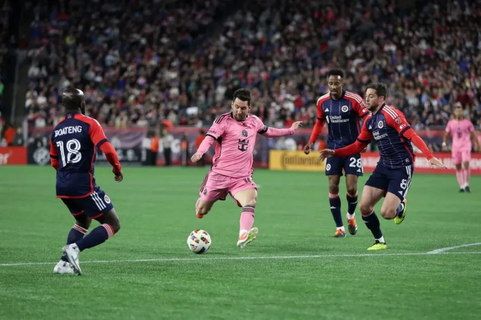 Líder en soledad: Con doblete de Messi, Inter Miami lo dio vuelta y goleó a New England