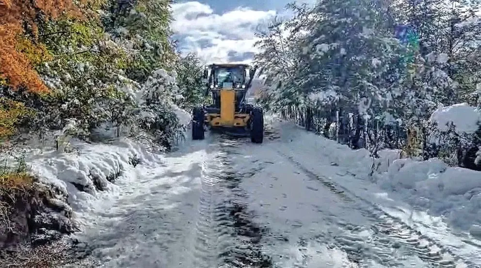 Fuertes nevadas y frío extremo congeló las alas de un avión en Esquel
