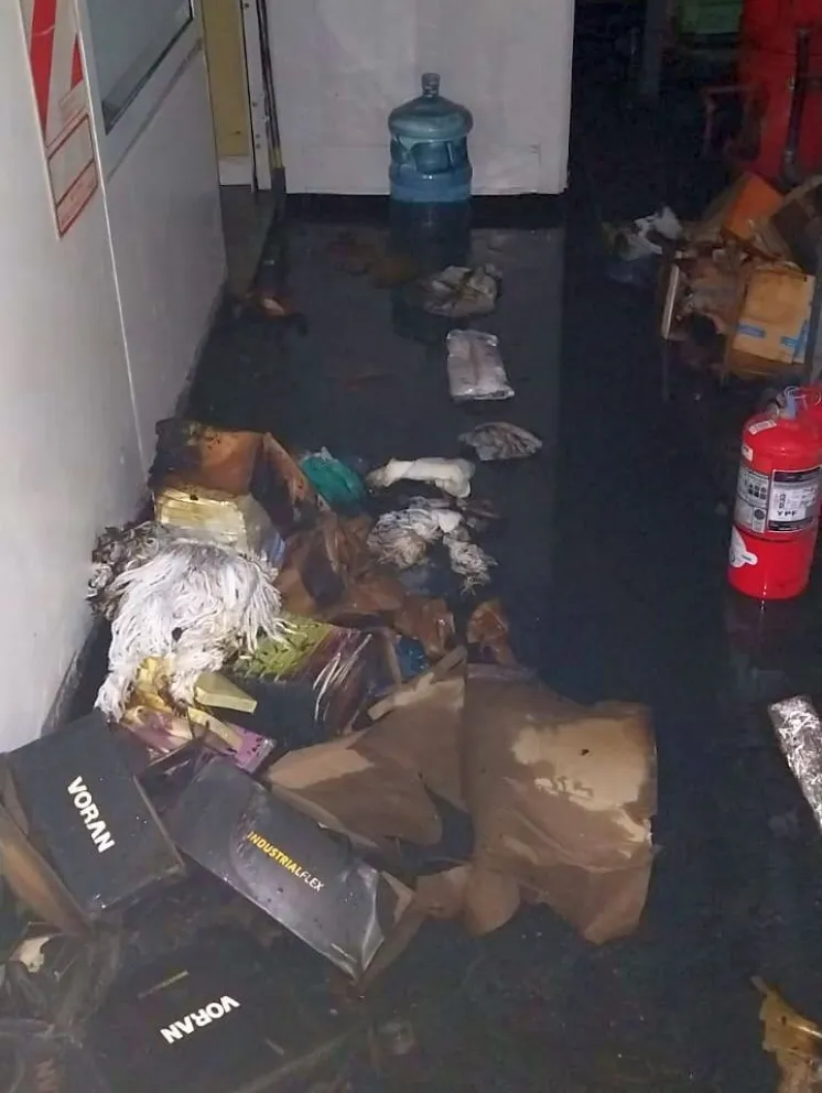 Una falla en un termotanque provocó un incendio en una estación de servicio