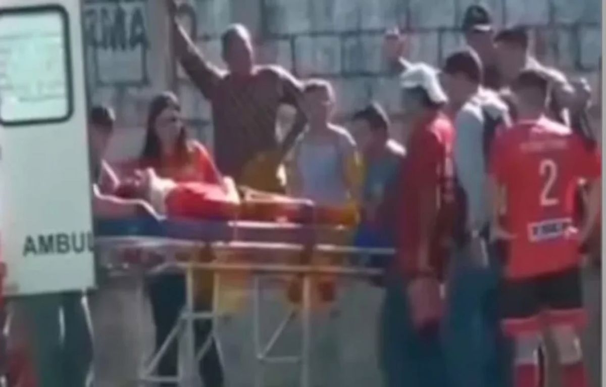 Un jugador de fútbol murió en Corrientes al golpear su cabeza contra una pared durante un partido