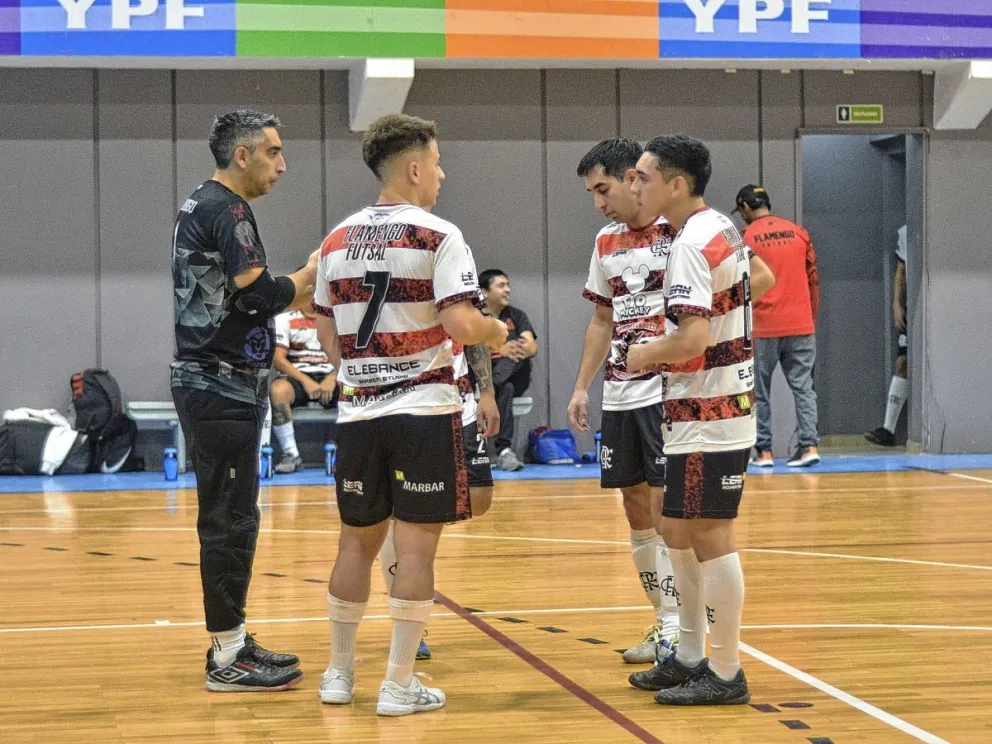 Flamengo y Halcones siguen como líderes