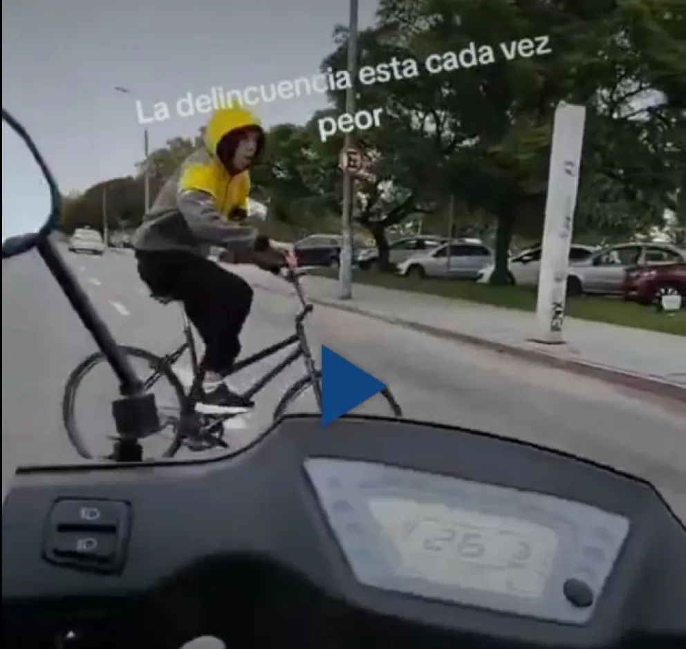 Pinamar: Un motociclista persiguió a un ciclista que le había robado a una mujer, lo chocó y lo detuvo