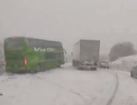 Video: vehículos varados entre Bariloche y El Bolsón por la intensa nevada