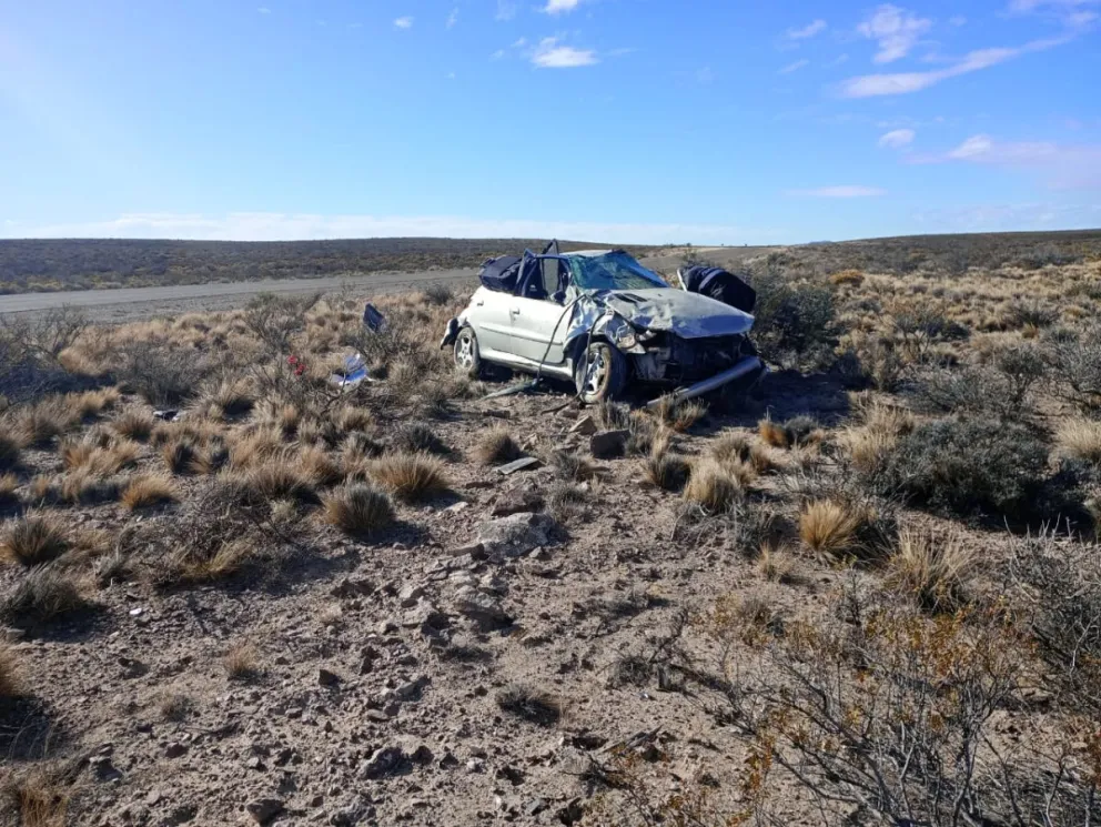 Madre e hija ilesas y un auto destruido tras violentísimo vuelco cerca de Las Plumas