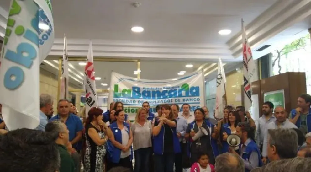Bancarios sellaron un nuevo aumento y el sueldo básico será de $1,2 millones