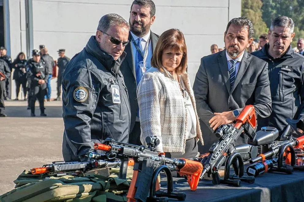 Patricia Bullrich presentó las nuevas armas no letales para la Policía de Seguridad Aeroportuaria
