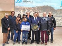 Veteranos de Malvinas de Rada Tilly recibieron un reconocimiento en la Escuela Nº 718
