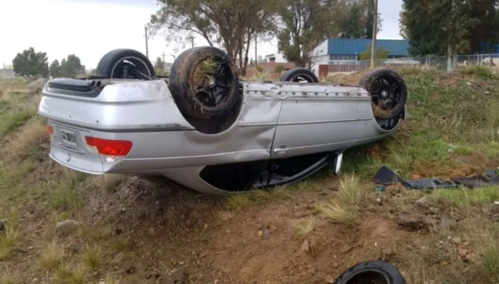 En Trelew un auto volcó producto de la intensa lluvia que se registró ayer