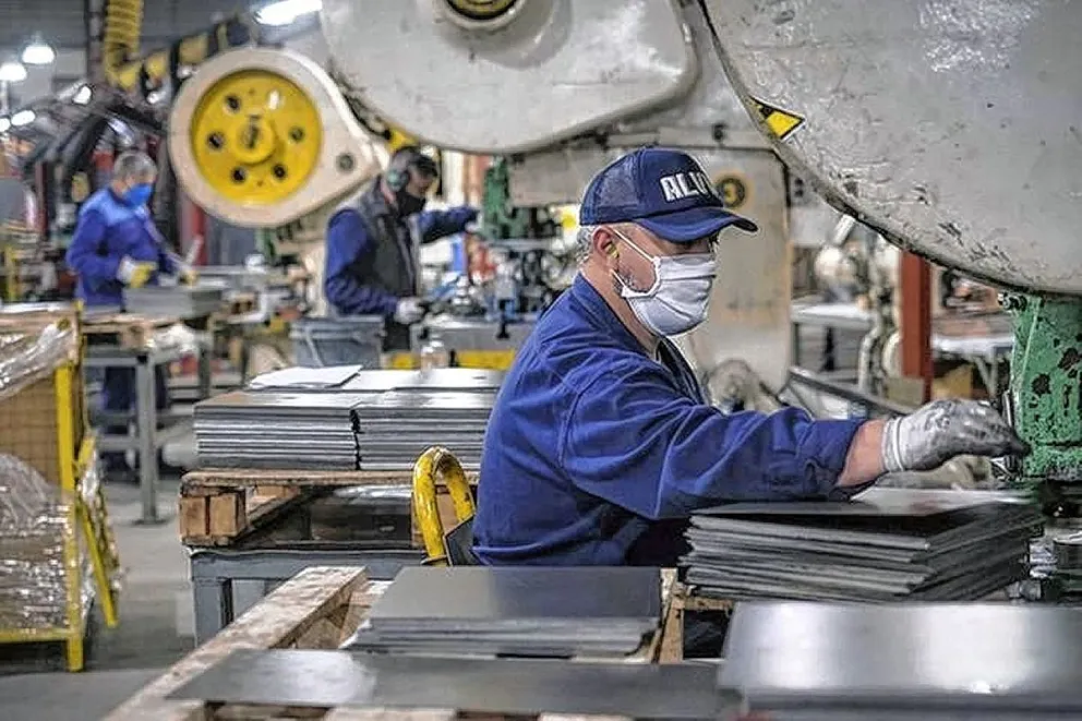 La UIA advirtió a Milei: caída récord de la industria y despidos en aumento