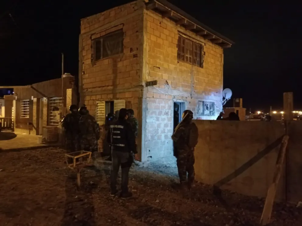 Secuestran marihuana, cocaína, municiones y dinero en efectivo en allanamientos a “kioscos” de droga en Rawson
