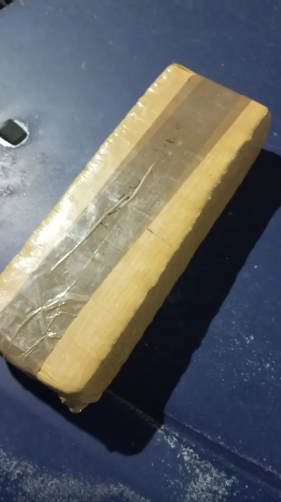 Detienen en Trelew a una mujer y dos hombres de Madryn tras encontrarles en el auto “un pan” de casi un kilo de marihuana