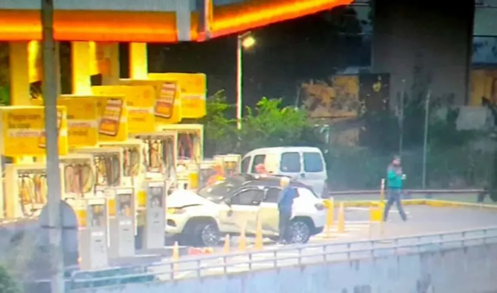 Un jugador de Estudiantes chocó contra una estación de servicio tras salir campeón: una mujer resultó herida