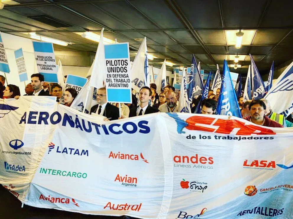 Los gremios aeronáuticos adelantaron que "escracharán" a los senadores que voten la Ley Bases
