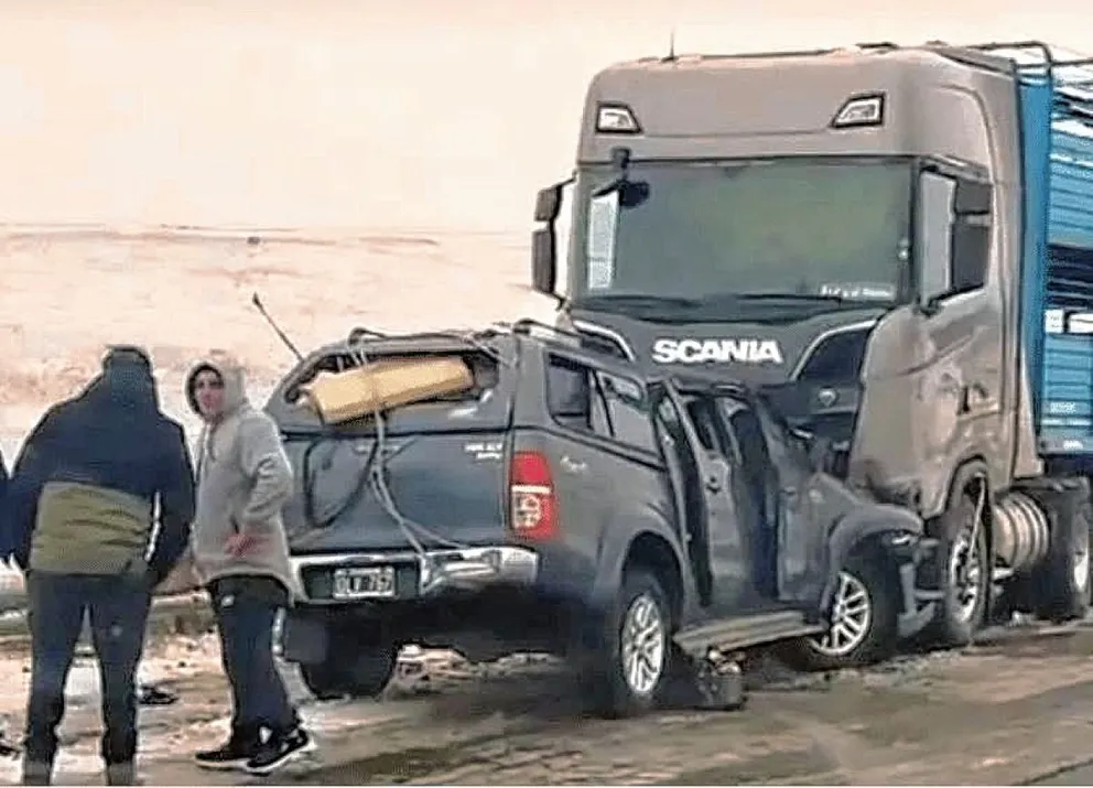 Un muerto y cuatro heridos graves en choque frontal de camioneta con un camión estacionado en la banquina