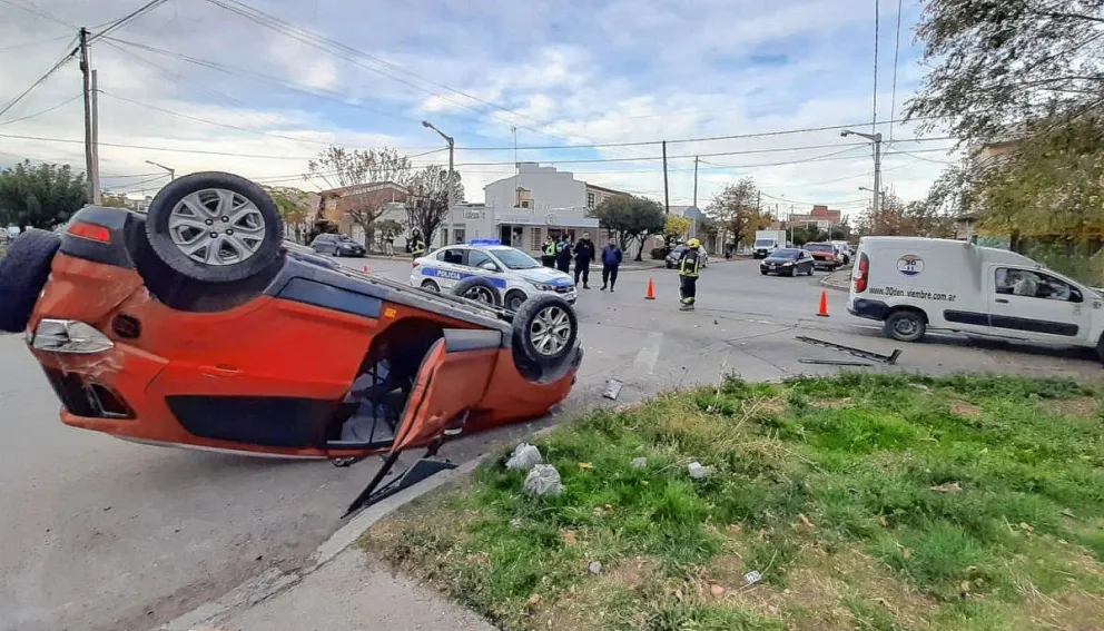 Choque y vuelco con víctimas en peligrosa esquina de Trelew