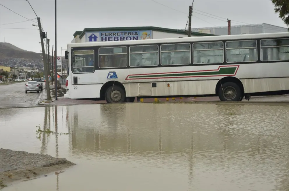 Debido a las condiciones climáticas se suspendió el transporte público en zona sur y se modificó la circulación en diversas calles