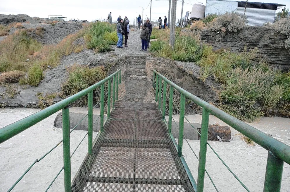 Por la lluvia, volvió a caerse el puente de La Cantera y los vecinos demandan soluciones